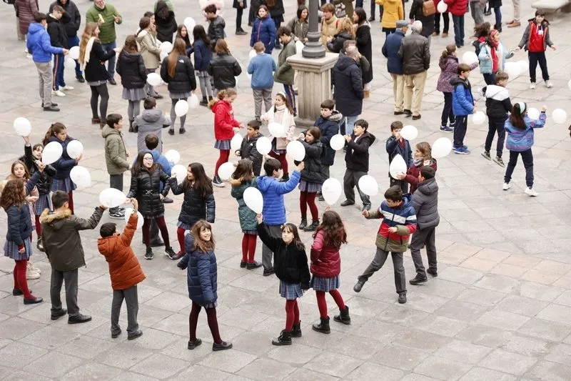 Alumnos y docentes salmantinos convierten la Plaza Mayor en una pista de baile | FOTOS: David Sañudo 