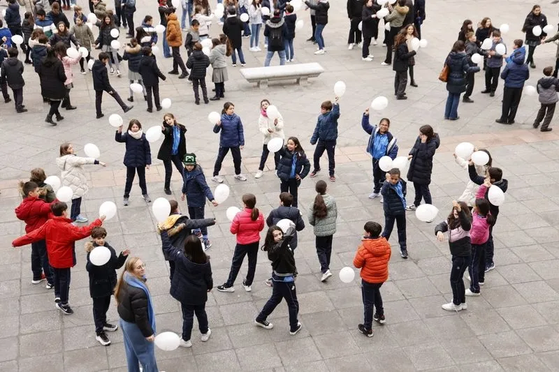 Alumnos y docentes salmantinos convierten la Plaza Mayor en una pista de baile | FOTOS: David Sañudo 