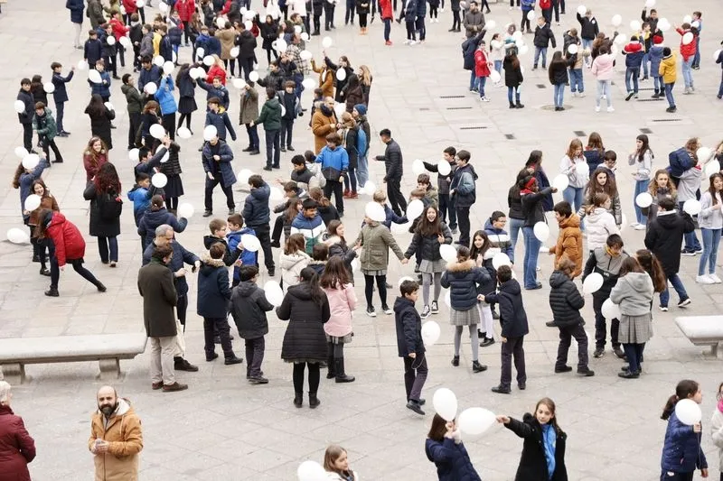 Alumnos y docentes salmantinos convierten la Plaza Mayor en una pista de baile | FOTOS: David Sañudo 