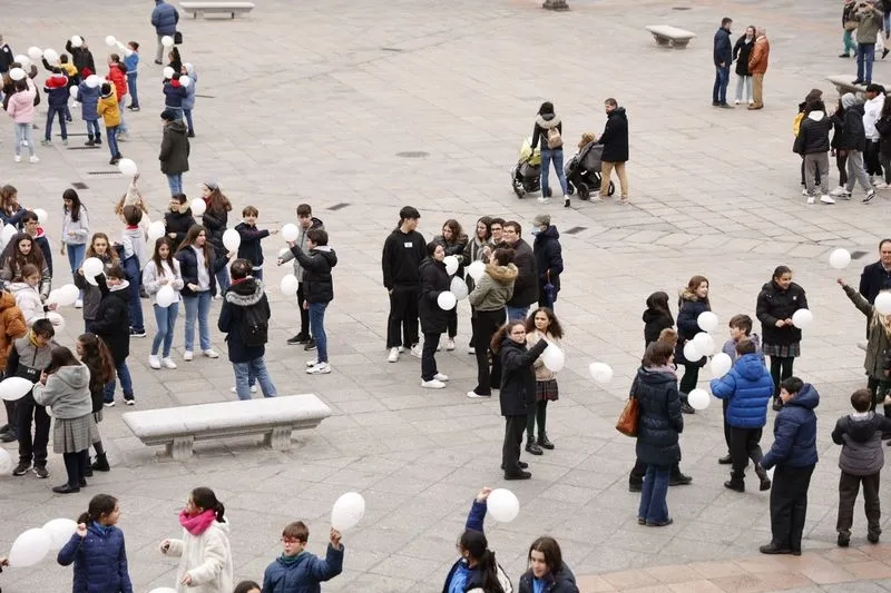 Alumnos y docentes salmantinos convierten la Plaza Mayor en una pista de baile | FOTOS: David Sañudo 
