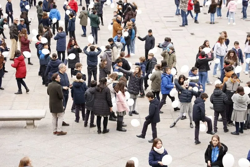Alumnos y docentes salmantinos convierten la Plaza Mayor en una pista de baile | FOTOS: David Sañudo 