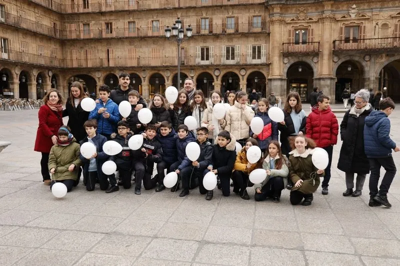 Alumnos y docentes salmantinos convierten la Plaza Mayor en una pista de baile | FOTOS: David Sañudo 