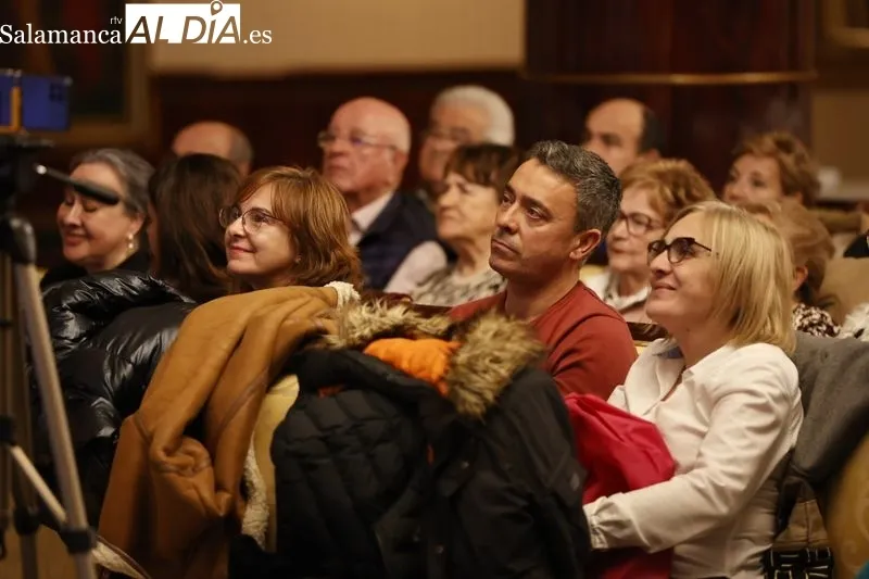 Presentación del poemario 'En voz baja te susurro'. Fotos: David Sañudo