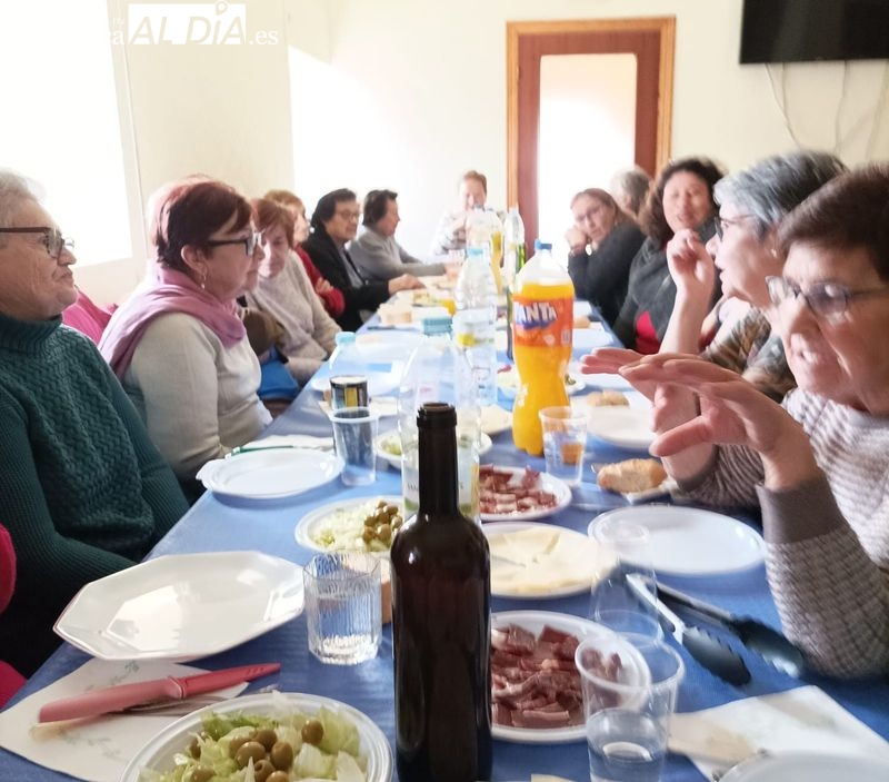 Una comida de fraternidad ha reunido a las mujeres de Bermellar