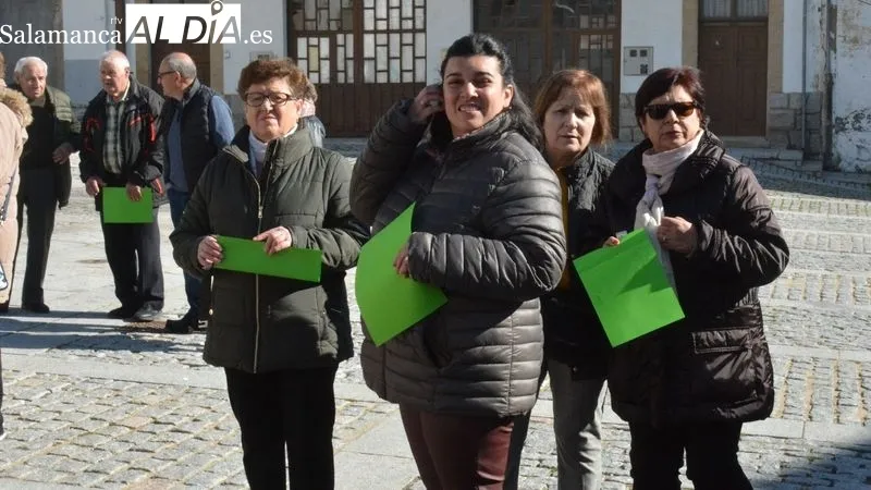 Vecinos de todas las edades formaron un gran lazo verde en la Plaza de Lumbrales y en otros pueblos