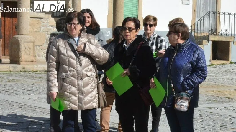 Vecinos de todas las edades formaron un gran lazo verde en la Plaza de Lumbrales y en otros pueblos