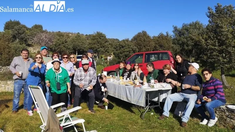 Foto 4 - Los vecinos de La Fregeneda salen al campo a comer el hornazo por San Blas