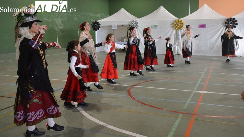 Foto 4 - La tradicional fiesta de 'Los Barrios' ofrece una gran tarde de folclore en Lumbrales