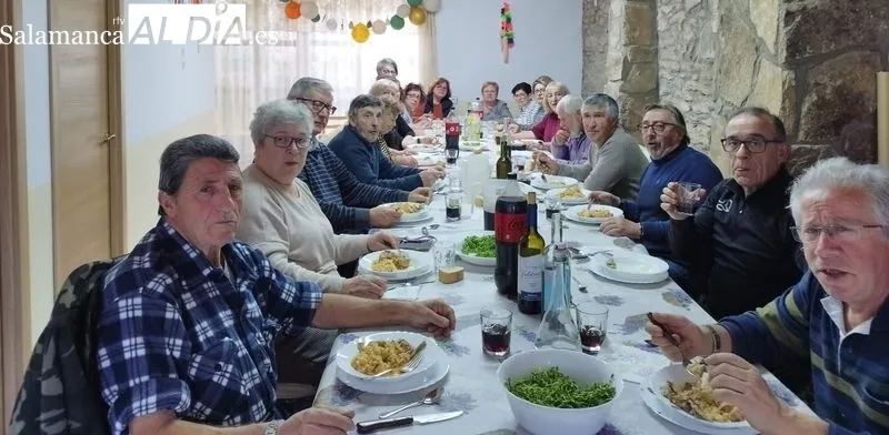 Un grupo de vecinos lucieron sus disfraces en un desfile por el pueblo