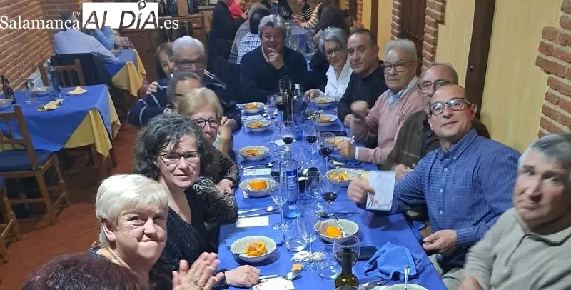 Parejas y amigos se reunieron para celebrar el día de los enamorados