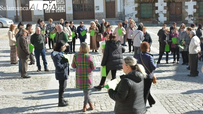 Vecinos de todas las edades formaron un gran lazo verde en la Plaza de Lumbrales y en otros pueblos