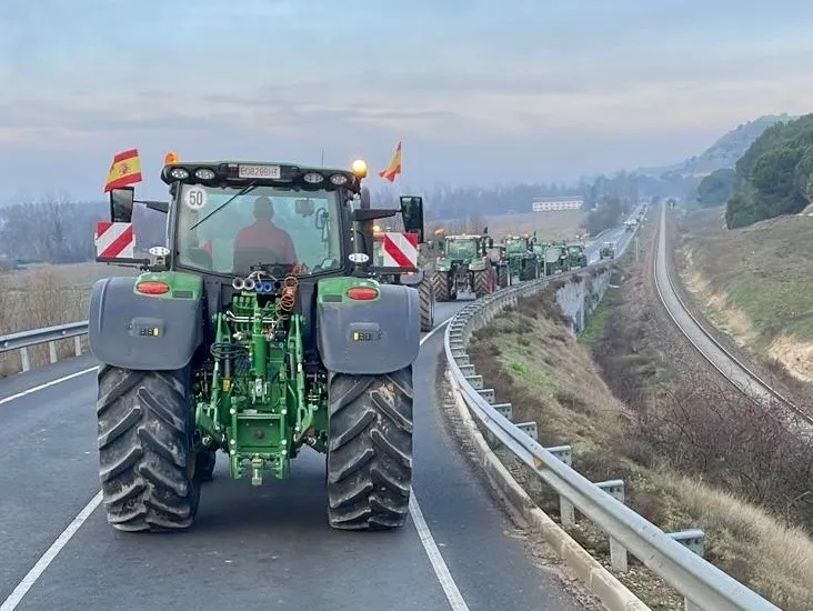 Agricultores de las zonas de Peñaranda y Las Villas arrancan sus protestas en dirección a Salamanca