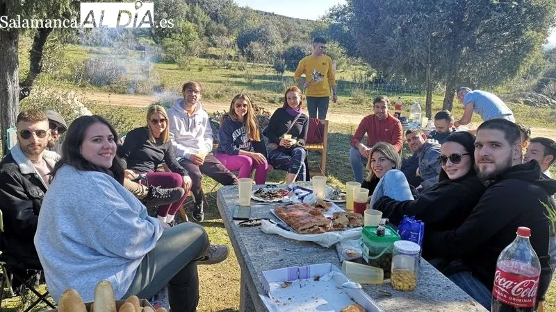 Foto 3 - Los vecinos de La Fregeneda salen al campo a comer el hornazo por San Blas