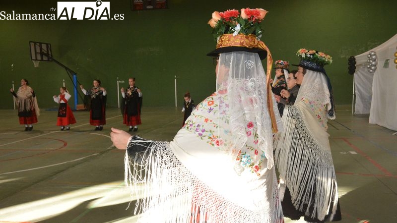 Foto 3 - La tradicional fiesta de 'Los Barrios' ofrece una gran tarde de folclore en Lumbrales