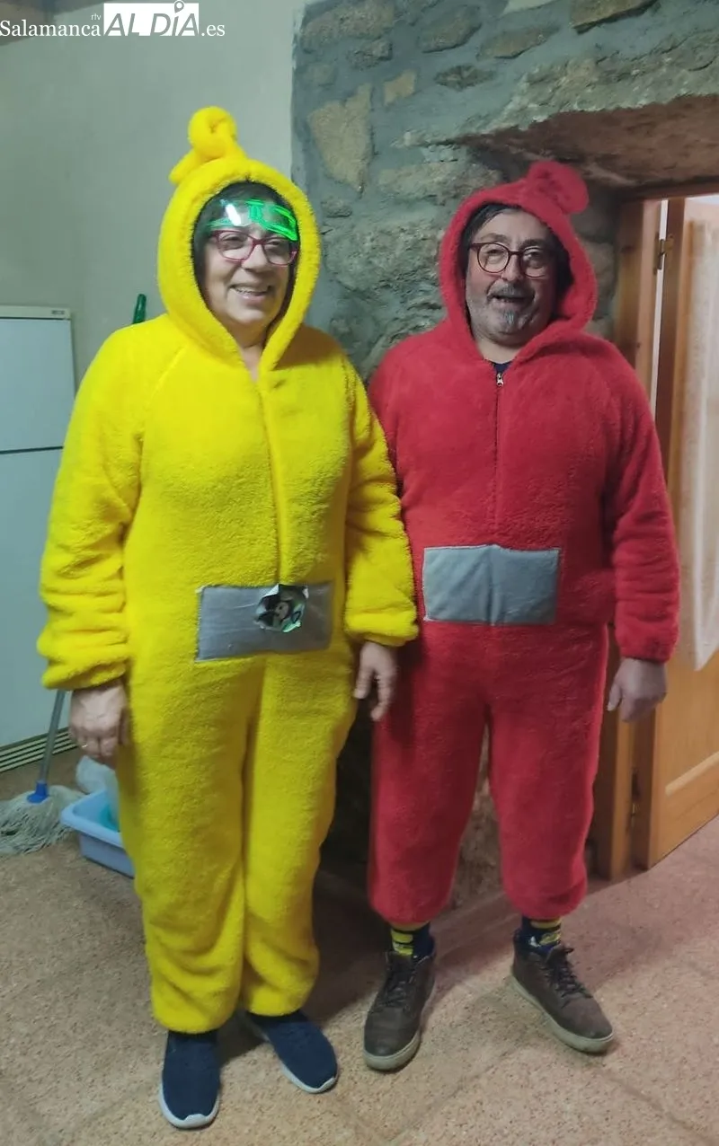 Un grupo de vecinos lucieron sus disfraces en un desfile por el pueblo