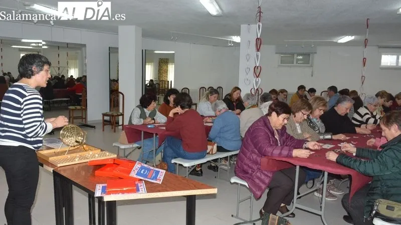 Foto 4 - Animada tarde de convivencia con el 'bingo por el amor y la amistad' celebrado en Lumbrales