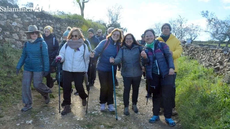 Foto 2 - M&aacute;s de doscientos senderistas disfrutan de la floraci&oacute;n del almendro en La Fregeneda