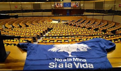 Miembros de Stop Uranio en el Parlamento Europeo tras conocer la noticia 