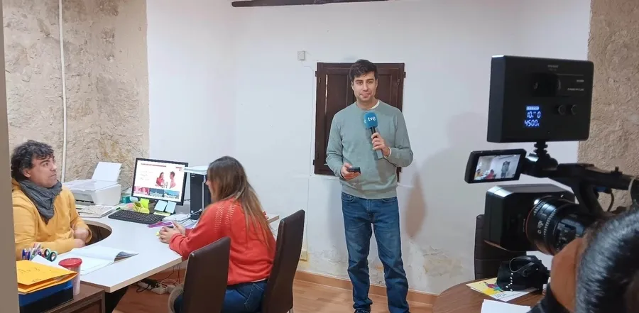 Foto 2 - &lsquo;La suerte en tus manos&rsquo; graba un reportaje sobre C&aacute;ritas Ciudad Rodrigo