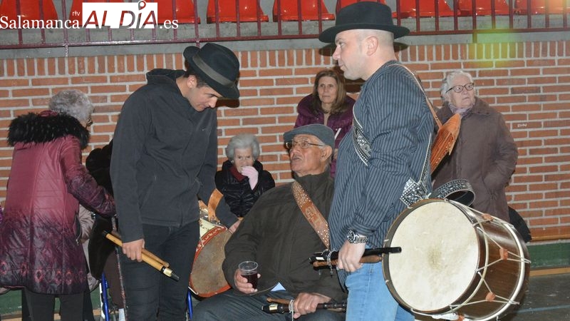 Foto 2 - La tradicional fiesta de 'Los Barrios' ofrece una gran tarde de folclore en Lumbrales