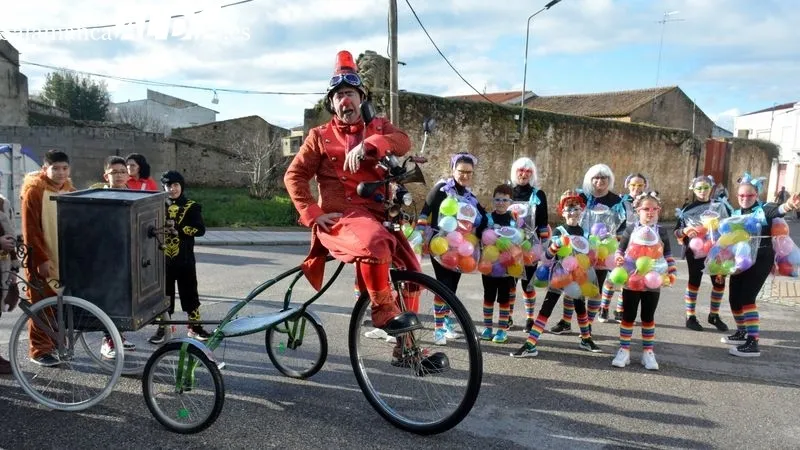 Foto 4 - Disfraces, pasacalles y mucha diversi&oacute;n en el carnaval infantil en Lumbrales