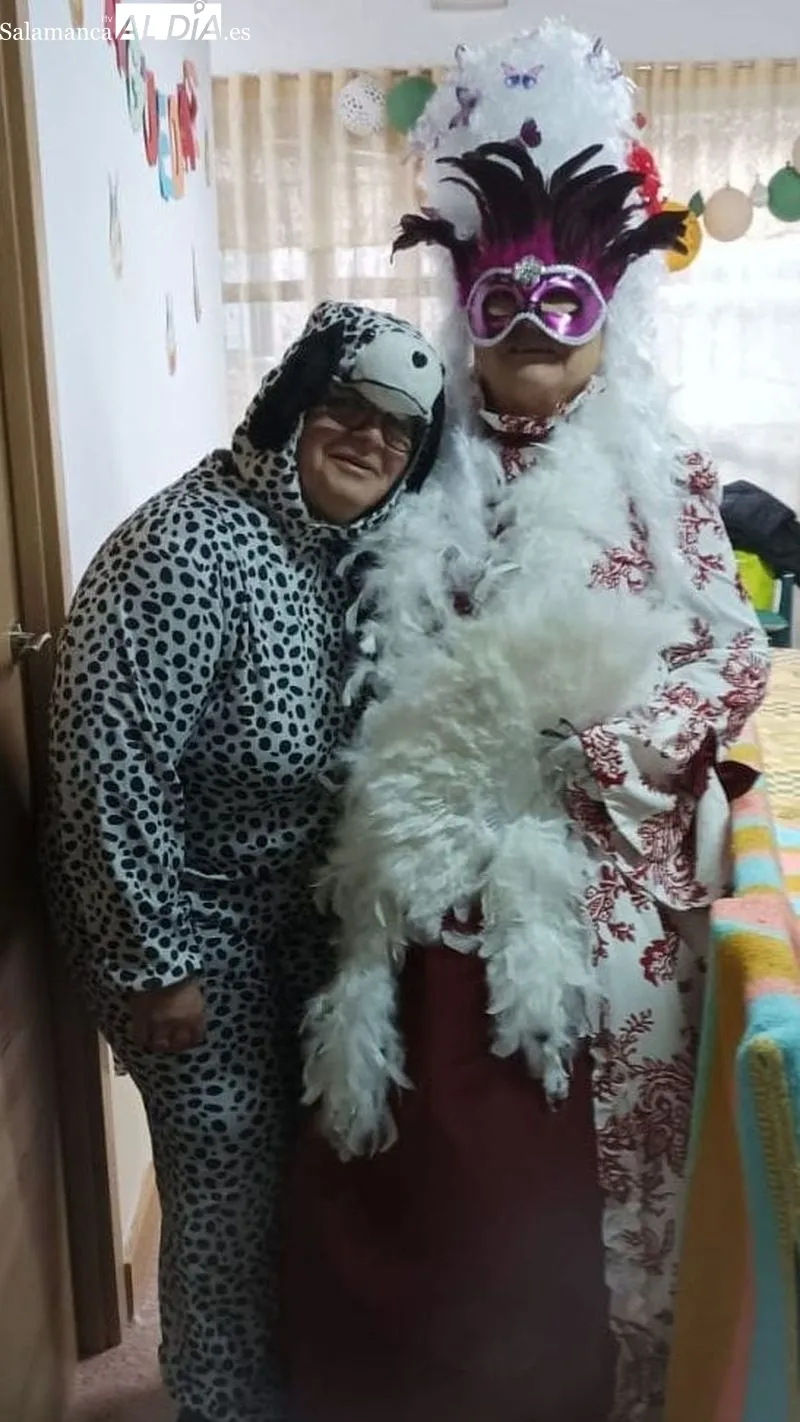 Un grupo de vecinos lucieron sus disfraces en un desfile por el pueblo