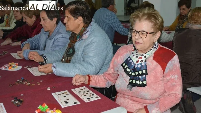Foto 3 - Animada tarde de convivencia con el 'bingo por el amor y la amistad' celebrado en Lumbrales
