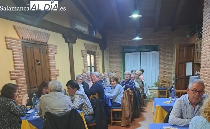 Parejas y amigos se reunieron para celebrar el día de los enamorados