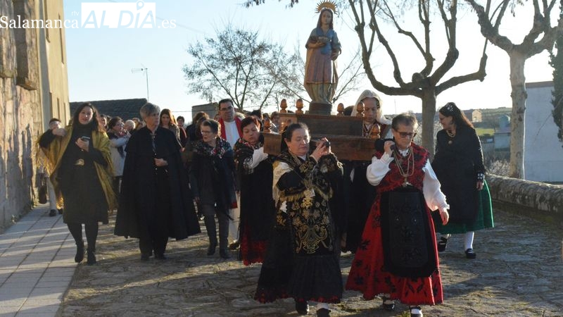Foto 6 - Un centenar de mujeres celebran Las Águedas en Lumbrales convocadas por la Comisión del 2024