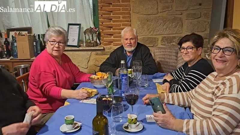 Parejas y amigos se reunieron para celebrar el día de los enamorados
