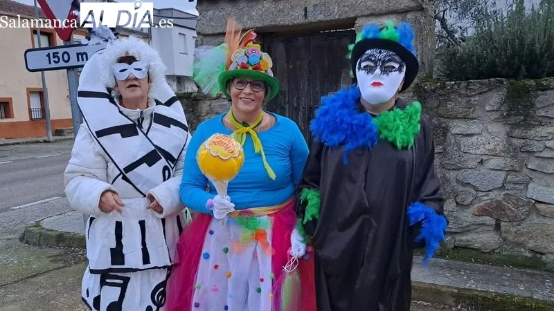 Un grupo de vecinos lucieron sus disfraces en un desfile por el pueblo