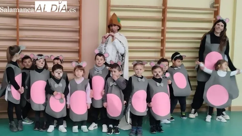 El gimnasio del colegio acogió el desfile de disfraces de alumnos y profesores