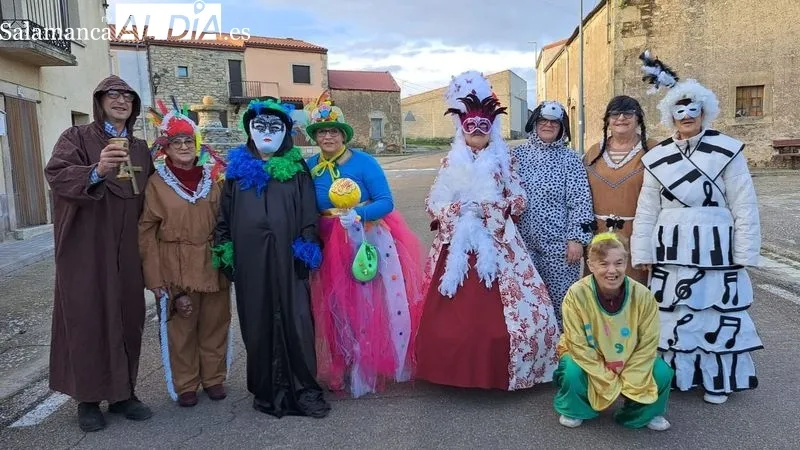 Un grupo de vecinos lucieron sus disfraces en un desfile por el pueblo