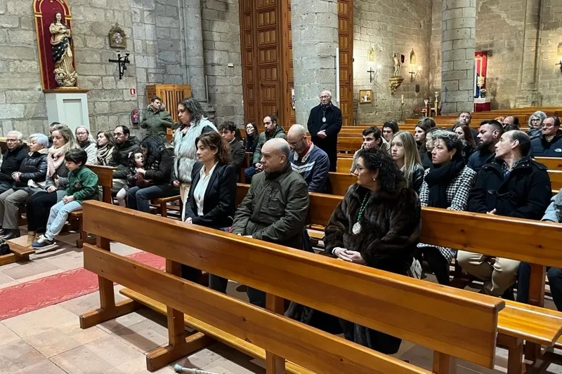 Acto de Jura de Reglas y la imposición de medallas a los nuevos cofrades de la Esperanza