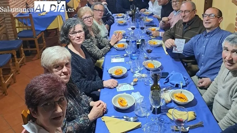 Parejas y amigos se reunieron para celebrar el día de los enamorados