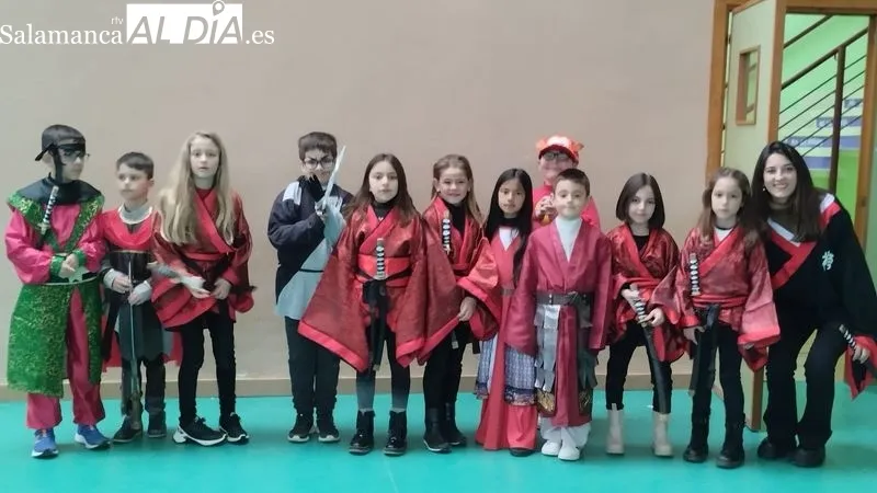 El gimnasio del colegio acogió el desfile de disfraces de alumnos y profesores
