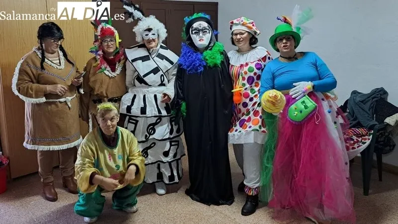 Un grupo de vecinos lucieron sus disfraces en un desfile por el pueblo