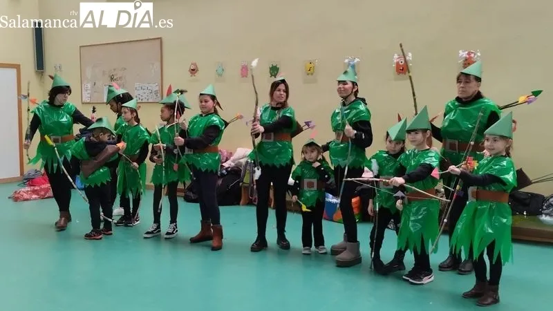 El gimnasio del colegio acogió el desfile de disfraces de alumnos y profesores