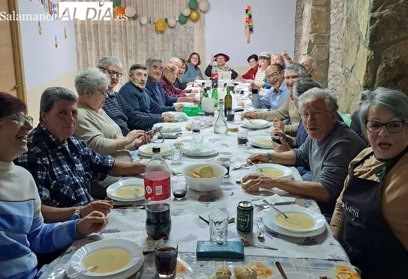 Un grupo de vecinos lucieron sus disfraces en un desfile por el pueblo