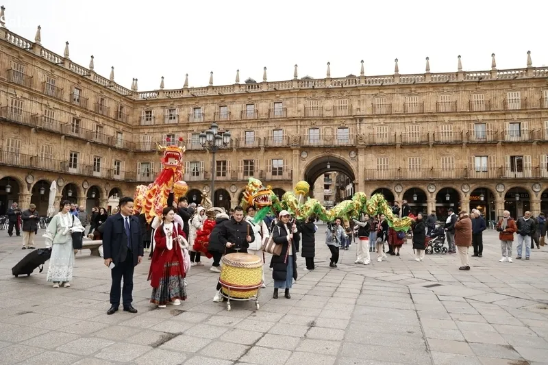 Inauguración de la escultura “Longfeng chengxiang” del artista chino Xu Hongfei. Fotos: David Sañudo.