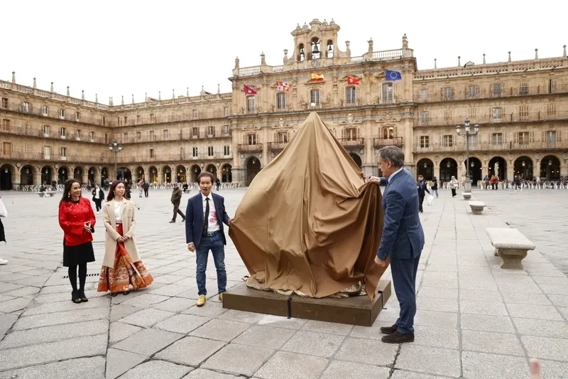 Inauguración de la escultura “Longfeng chengxiang” del artista chino Xu Hongfei. Fotos: David Sañudo.