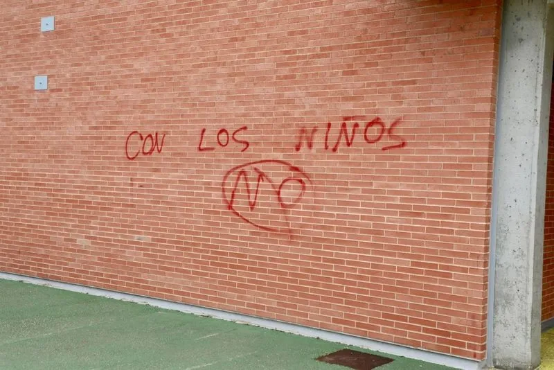 Imágenes de los actos vandálicos cometidos en el colegio Pablo Picasso de Carbajosa de la Sagrada