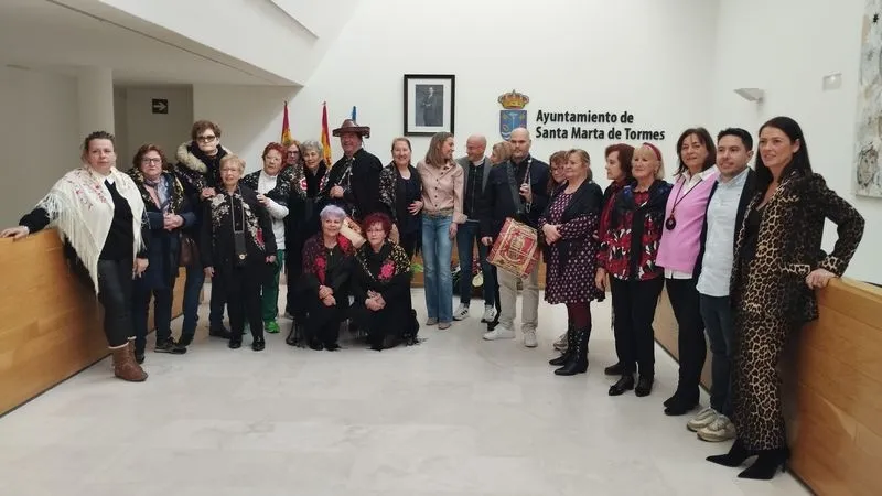 Acto con las Águedas en el Ayuntamiento de Santa Marta.