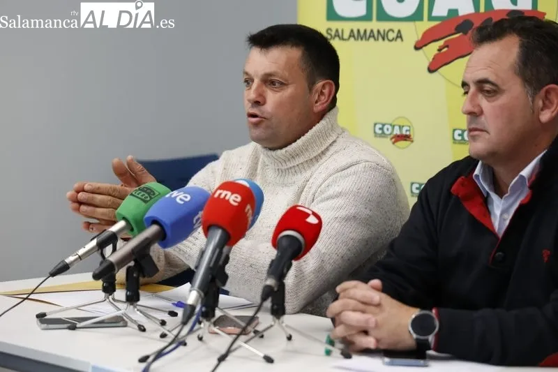 Rueda de prensa de Juan Luis Delgado Egido (presidente de ASAJA Salamanca, José Manuel Cortés (presidente de COAG Salamanca), y Carlos Sánchez (presidente de UPA Salamanca). Foto de David Sañudo