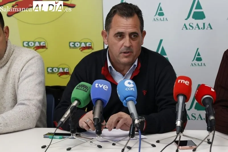 Rueda de prensa de Juan Luis Delgado Egido (presidente de ASAJA Salamanca, José Manuel Cortés (presidente de COAG Salamanca), y Carlos Sánchez (presidente de UPA Salamanca). Foto de David Sañudo