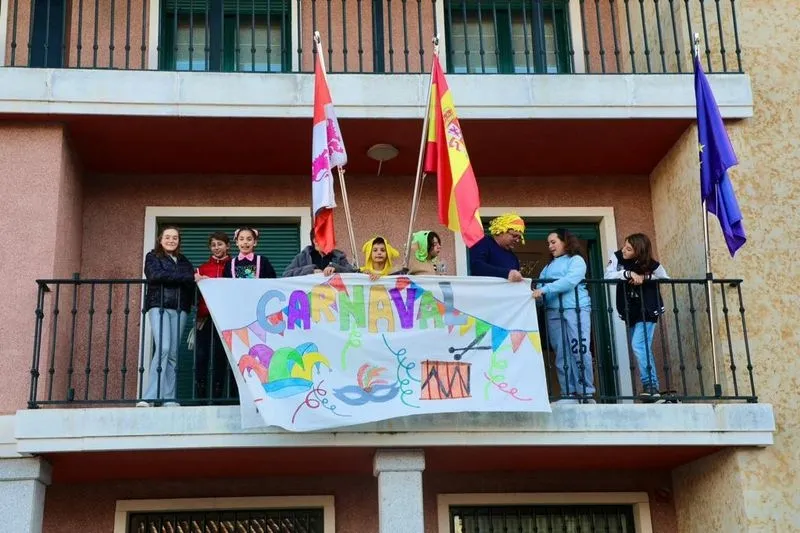 Colocación pancarta Carnaval Ciudad de los Niños.