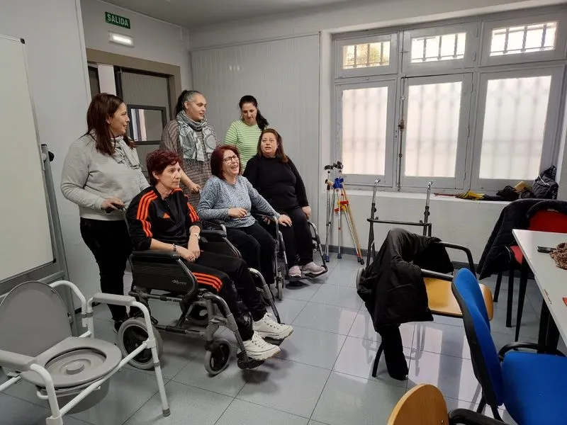 Vecinos de Béjar se forman en asistente personal gracias a un curso de Cruz Roja 