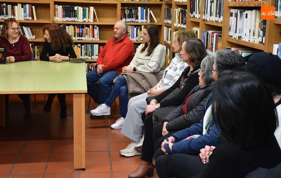 Foto 4 - Mirolibro recibe a los escritores Benito Gonz&aacute;lez y Concepci&oacute;n Guinaldo
