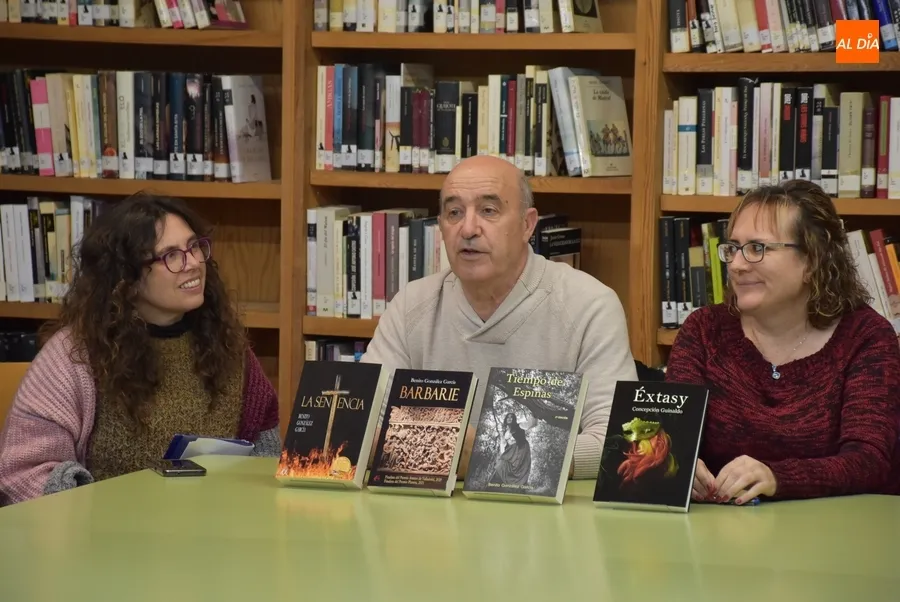Foto 6 - Mirolibro recibe a los escritores Benito Gonz&aacute;lez y Concepci&oacute;n Guinaldo