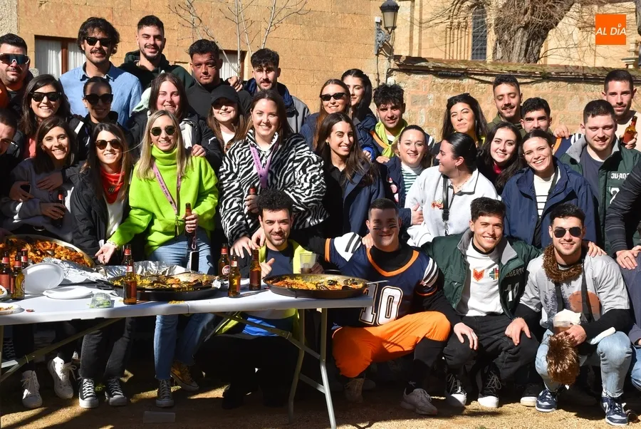 Foto 4 - Varias pe&ntilde;as situadas en La Colada estrechan lazos junt&aacute;ndose para comer